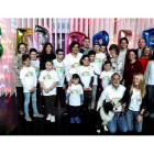 La ministra de Sanidad, Dolors Montserrat, ayer con niños de la Fundación Aladina. MARISCAL
