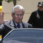 El juez Baltasar Garzón saluda, a su salida de la Audiencia Nacional, el 14 de mayo del 2010.