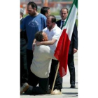 Ángelo Sfefio recibe a su hijo entregándole una bandera