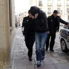 El monitor del club madrileño que trajo a los niños a Carucedo, el pasado 9 de marzo a su llegada a la Audiencia Provincial. RAMIRO
