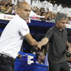 Guardiola y Mourinho se saludan de forma distante antes del inicio del encuentro. MOYA