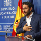 Màxim Huerta ayer presentando su dimisión como ministro. José Guirao, su sustituto. JIMÉNEZ/GUILLÉN