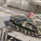 Un tanque del Ejército sirio circula por una calle de la ciudad de Homs, el domingo.