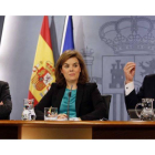 Soraya Sáenz de Santamaría, entre los ministros de Economia y de Hacienda, De Guindos y Montoro.