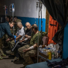 Soldados ucranianos con heridas menores son tratados en un hospital cerca de Popasna, en la región de Luhansk. ROMAN PILIPEY
