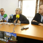 En el centro, Pedro Puente, vicario de asuntos económicos y sociales de la diócesis de León.