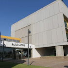 El edificio que alberga los juzgados de La Bañeza se inauguró en mayo del 2002.