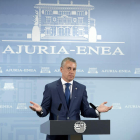 El lendakari, Iñigo Urkullu, anunció ayer la fecha de las elecciones vascas. ADRIÁN RUIZ DE HIERRO