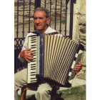Salvador González, veterano acordeonista de Omaña