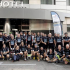 Los ciclistas posan con Miguel Induráin y Antonio Catalán a las puertas del hotel AC en León