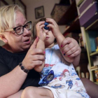 Una monitora juega con una niña de tres años en su casa, en Madrid.