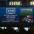 Una pantalla avisa de la revisión de una jugada mediante el VAR en el Mundial de Rusia. /