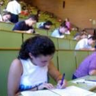 Alumnos realizando un examen de selectividad en el campus de la Universidad de León