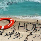 Greenpeace y Tektektek formaron con personas la palabra «esperanza» junto a un salvavida