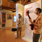 Diego Fernández López Gavela y Gio Yáñez, durante la inauguración de la exposición. ANA F. BARREDO