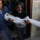 Un hombre con el cadáver de su nieto, casi un recién nacido, tras un ataque a un hospital. MOHAMED SABER