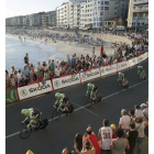 El equipo holandés Belkin rueda en la playa de Silgar, en Sanxenxo (Pontevedra), en la primera etapa de la Vuelta, una contrarreloj por equipos disputada esta tarde entre Vilanova de Arousa y Sanxenxo.