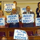 Diputados del PP exhibieron carteles con el lema «Agua para todos»
