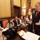 Silván charla con la bancada de Ciudadanos antes de comenzar el Pleno, ayer en San Marcelo. RAMIRO