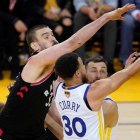 Gasol trata de taponar una acción de Curry.