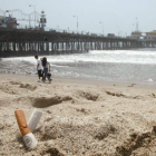 Dos cigarrillos apagados en la arena de una playa de Estados Unidos.