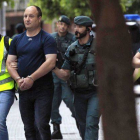 Agentes de la lucha antiterrorista llevan detenidoa a Tomás Madina Echevarría, este martes en Galdakao.