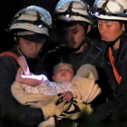 Un bebé de ocho meses rescatado por los trabajadores de emergencias este viernes en Japón.