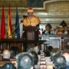 El director general de Caja España, Ignacio Lagartos, junto a Becker