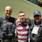 El agente leonés, Isidro Gabino San Martín, en una imagen de archivo junto a dos compañeros. DL