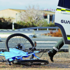 GRAFCVA2340. ELCHE, 25/01/2022.- Vista de la bicicleta del ciclista de 21 años ha fallecido tras ser arrollado por un vehículo, este martes entre Elche (Alicante) y la pedanía ilicitana de Torrellano. EFE/Morell