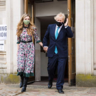 Boris Johnson y su pareja Carrie Symonds, tras votar en las elecciones VICKIE FLORES