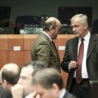 El ministro de Economía, Luis de Guindos, conversa con el vicepresidente Olli Rehn.