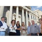 Representantes populares de León y Palencia, ayer frente al Congreso donde se votó la propuesta. JUAN LÁZARO