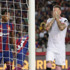 Sergio Ramos se lamenta del gol en propia puerta que dio el triunfo al Barcelona. QUIQUE GARCÍA