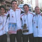 Cuatro de los atletas entrenados por Arcilla, en la imagen, lograron subir al podio en el autonómico