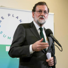 El presidente del Gobierno español, Mariano Rajoy, en declaraciones a los periodistas tras participar en la cumbre sobre el cambio climático organizada en París