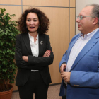 La candidata popular junto al presidente provincial del partido ayer en la sede de Ponferrada.