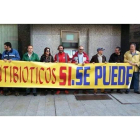 Los trabajadores de la Acampada Antibióticos ante el Ayuntamiento de León