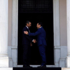 Saludo entre Kryriakos Mitsotakis y Alexis Tsipras.