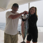 José Luis Conty y Piedad posan con una de las capturas realizadas en alta mar, un atún de 10 kilos.