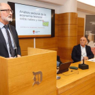 José Miguel Fernández, decano de la Facultad de Económicas y Empresariales, con el subdirector de Diario de León, Rafael Blanco. RAMIRO