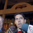 El secretario y el presidente del comité electoral valenciano del PP, tras la reunión.