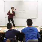 Alumnos del instituto Confucio, ayer por la tarde en la nueva sede ubicada en la antigua escuela de Minas. JESÚS F. SALVADORES