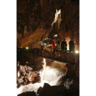 Visitantes recorren las galerías de la Cueva de Valporquero. RAMIRO