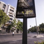 Un termómetro marca 48 grados en una avenida casi desierta del centro de Córdoba, ayer.
