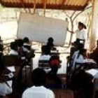Una maestra imparte clases al aire libre a los alumnos de una escuela rural de Nicaragua