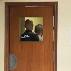 Llegada a los juzgados de Sevilla de Ángel Boza acompañado de un policía. PEPO HERRERA