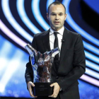 Iniesta posa con el trofeo de mejor jugador del año.