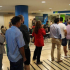 Un grupo de personas hacen cola en una oficina de Empleo en Barcelona.