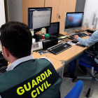 Agentes de la Unidad de Delitos Informáticos de la Guardia Civil.